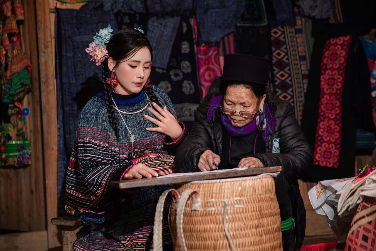 A local Hmong craft demonstration in Cat Cat Village