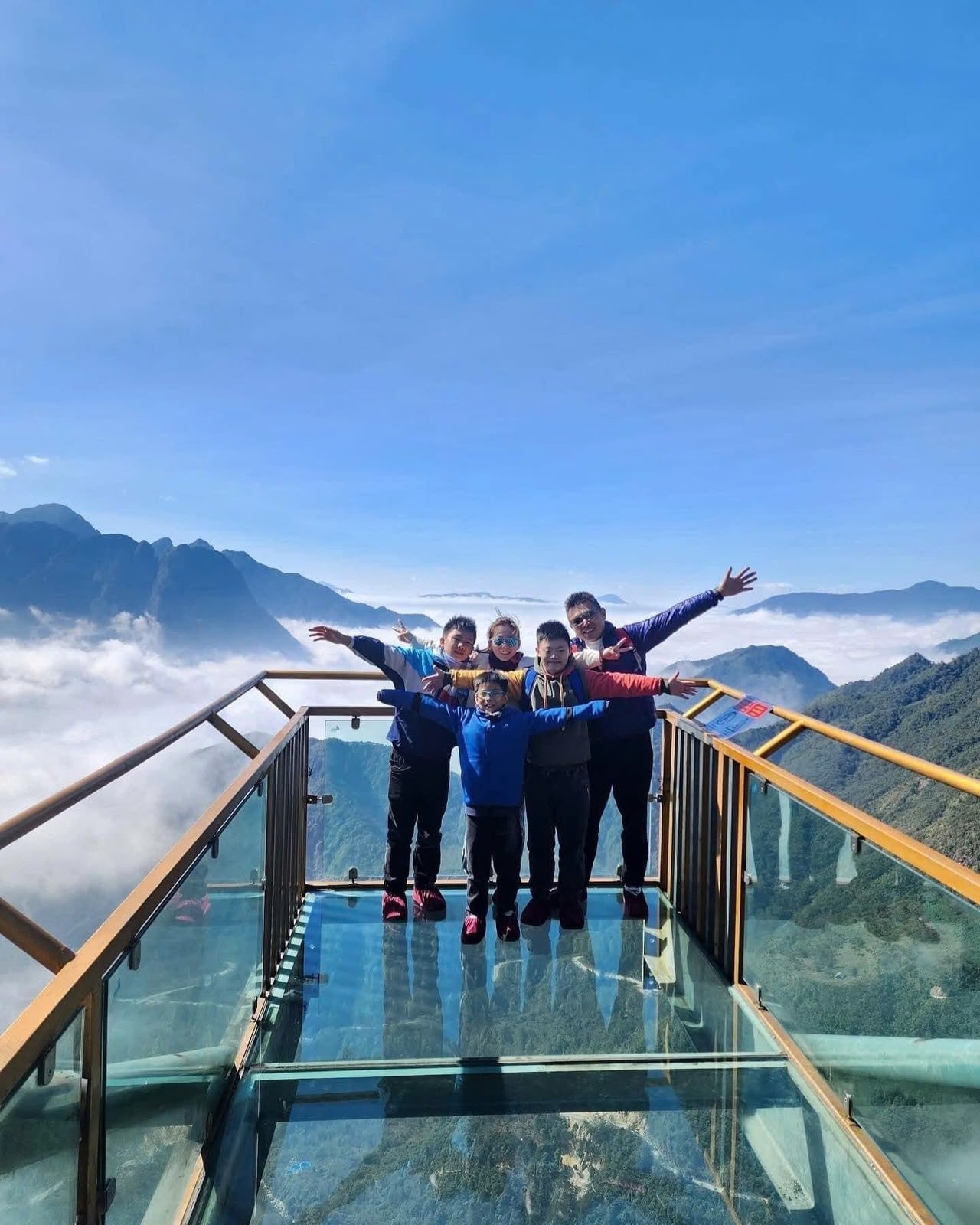 Guests taking in mountain views from the Rong May Glass Bridge