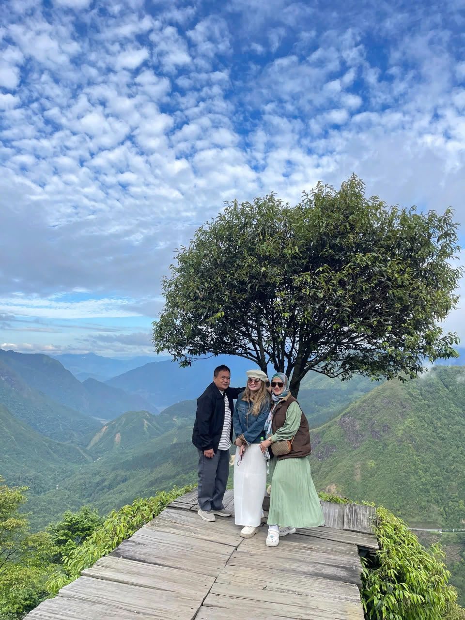 Guests at the Lonely Tree viewpoint on O Quy Ho Pass